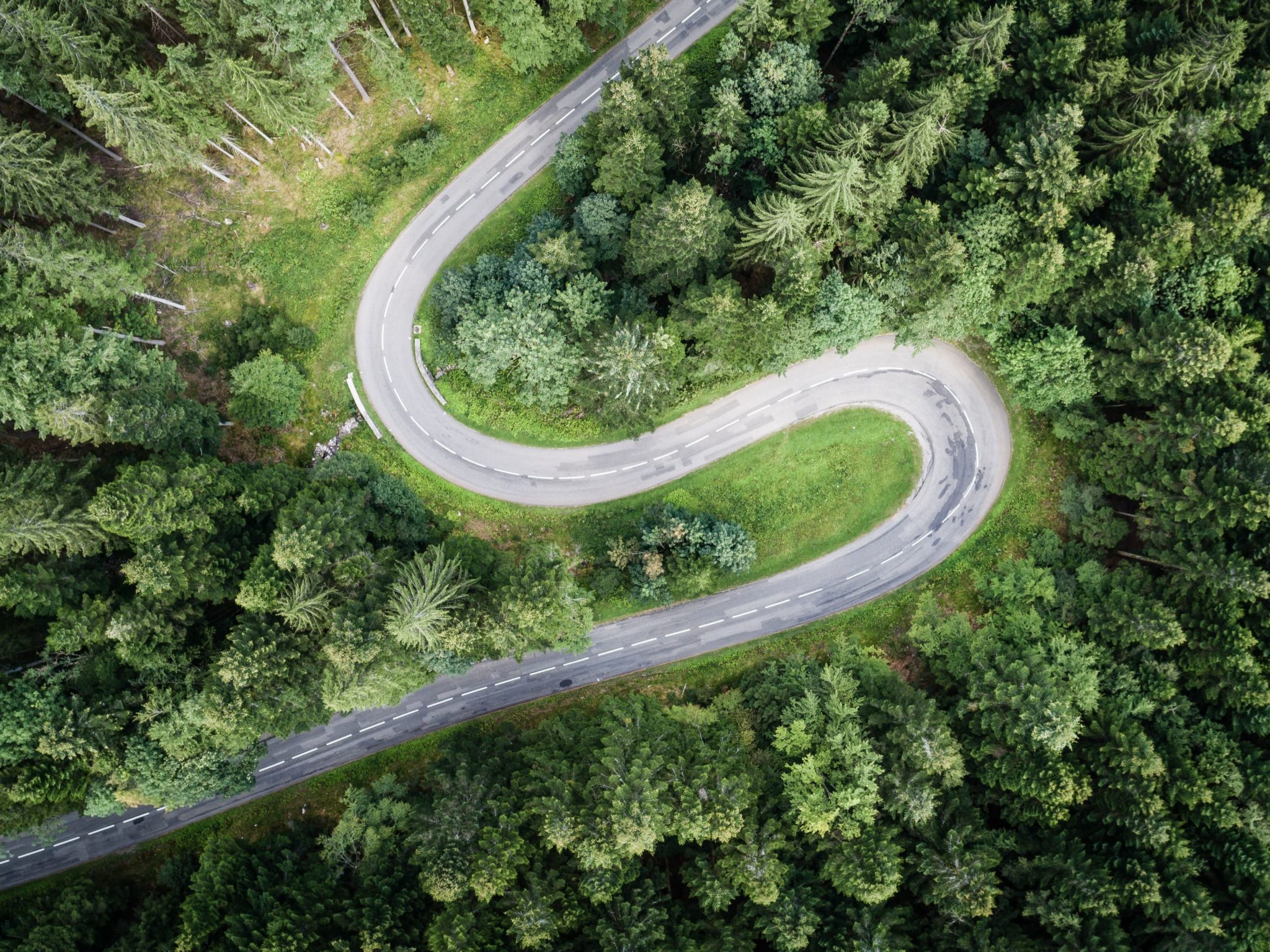 photographie aérienne route montagne