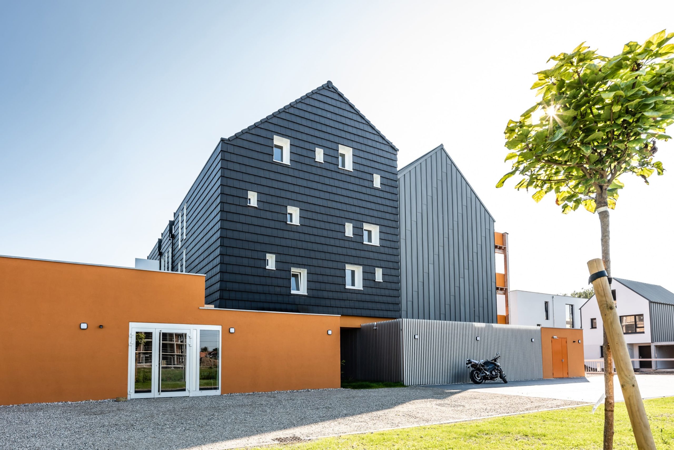 photo architecture extérieure façade foncée